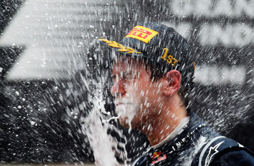 Vettel se ducha en champán en el podio de India 2011