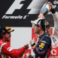 Alonso y Button duchan a Vettel con el champán en el podio del GP de India 2011