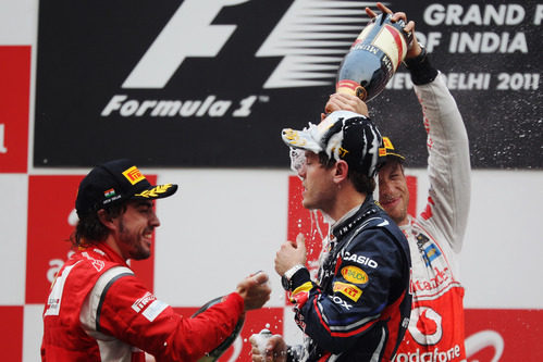 Alonso y Button duchan a Vettel con el champán en el podio del GP de India 2011