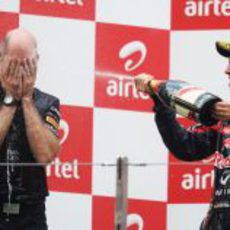 Vettel "riega" a Adrian Newey en el podio del GP de India 2011