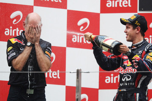 Vettel "riega" a Adrian Newey en el podio del GP de India 2011