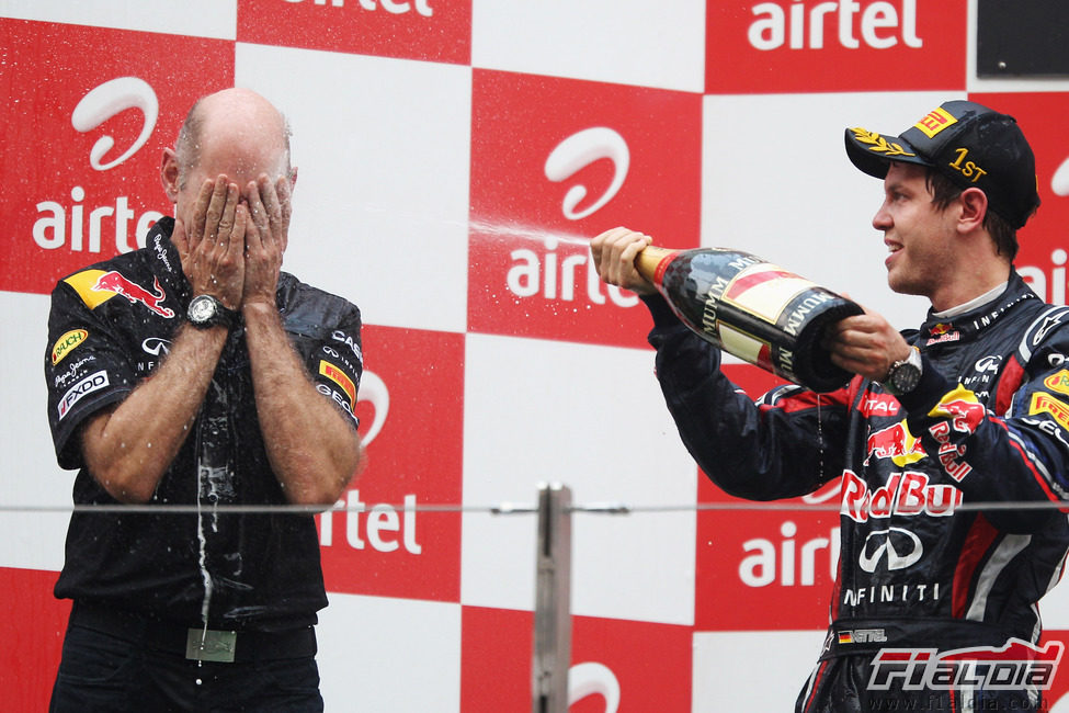 Vettel "riega" a Adrian Newey en el podio del GP de India 2011