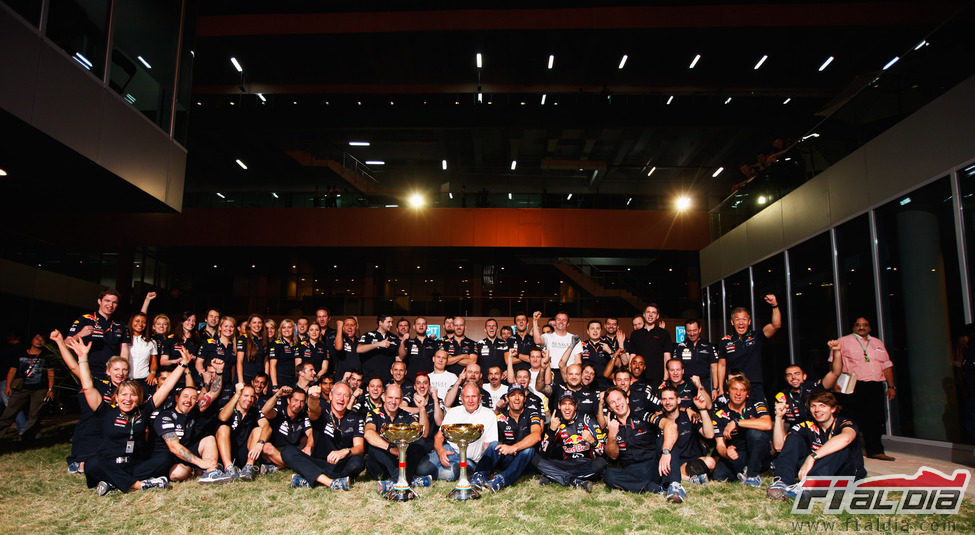 El equipo Red Bull al completo celebra la victoria en el GP de India 2011