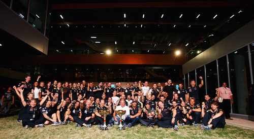 El equipo Red Bull al completo celebra la victoria en el GP de India 2011