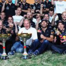 Adrian Newey, Helmut Marko, Sebastian Vettel, Mark Webber y Christian Horner junto a los trofeos de India