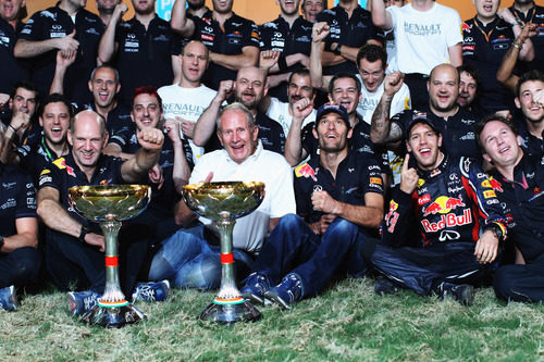 Adrian Newey, Helmut Marko, Sebastian Vettel, Mark Webber y Christian Horner junto a los trofeos de India