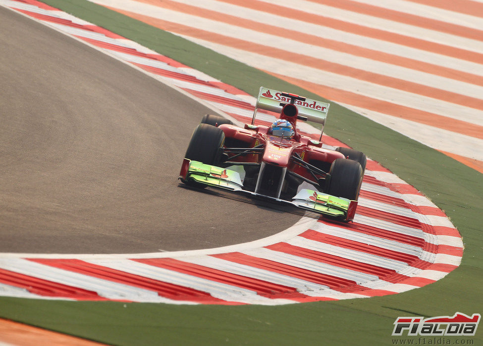 Fernando Alonso prueba nuevas piezas de su Ferrari en India