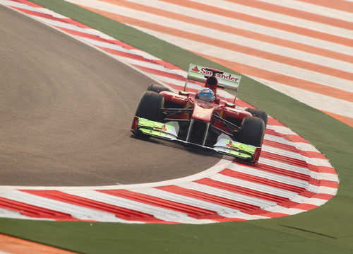 Fernando Alonso prueba nuevas piezas de su Ferrari en India