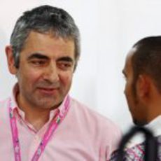 Rowan Atkinson habla con Lewis Hamilton en el box de McLaren en India