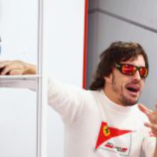 Fernando Alonso con un gesto extraño en el box de Ferrari del GP de India