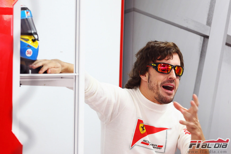 Fernando Alonso con un gesto extraño en el box de Ferrari del GP de India