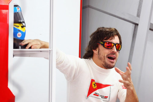 Fernando Alonso con un gesto extraño en el box de Ferrari del GP de India