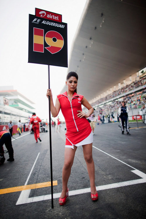 La 'pitbabe' de Jaime Alguersuari en el GP de India 2011