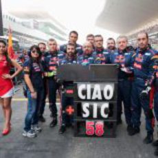 El equipo Toro Rosso recuerda a Marco Simoncelli en la parrilla del GP de India 2011