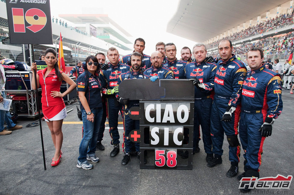 El equipo Toro Rosso recuerda a Marco Simoncelli en la parrilla del GP de India 2011