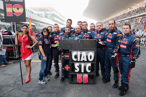 El equipo Toro Rosso recuerda a Marco Simoncelli en la parrilla del GP de India 2011