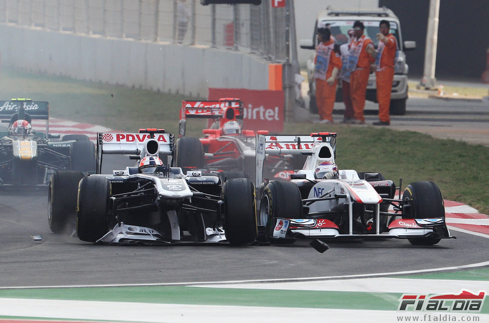 Barrichello y Kobayashi impactan en la salida del GP de India 2011