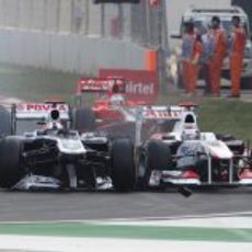 Barrichello y Kobayashi impactan en la salida del GP de India 2011