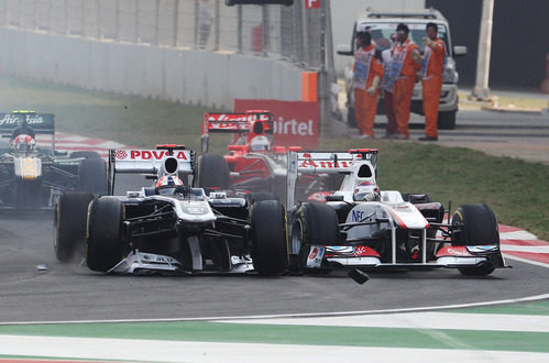 Barrichello y Kobayashi impactan en la salida del GP de India 2011