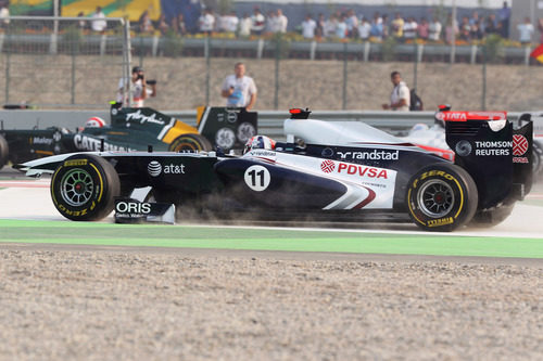 Rubens Barrichello sin alerón en la salida del GP de India 2011