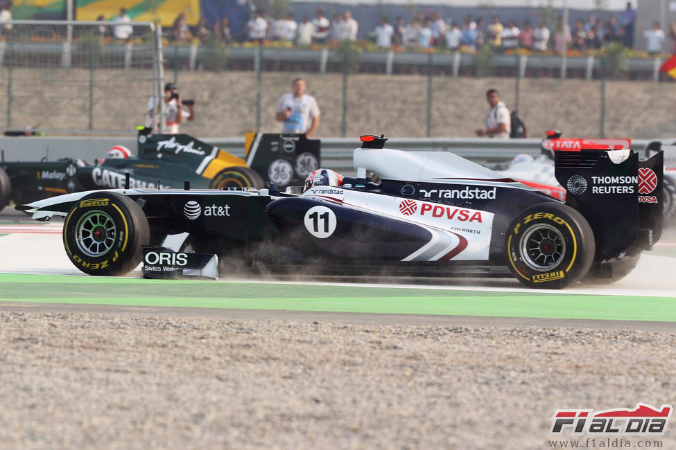 Rubens Barrichello sin alerón en la salida del GP de India 2011