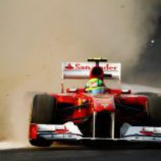 Felipe Massa se salta una de la curvas del circuito de India