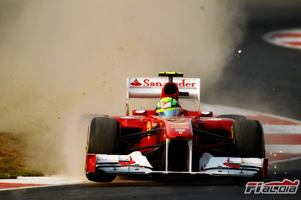 Felipe Massa se salta una de la curvas del circuito de India