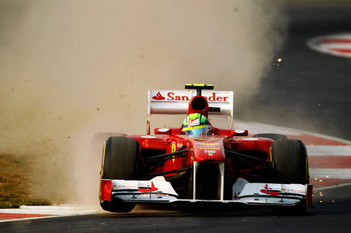 Felipe Massa se salta una de la curvas del circuito de India