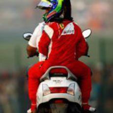 Felipe Massa vuelve a boxes en moto en el GP de India 2011