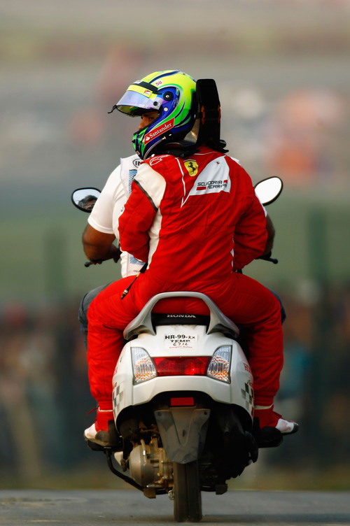 Felipe Massa vuelve a boxes en moto en el GP de India 2011