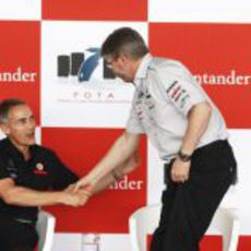 Martin Whitmarsh y Ross Brawn se saludan en el encuentro de la FOTA