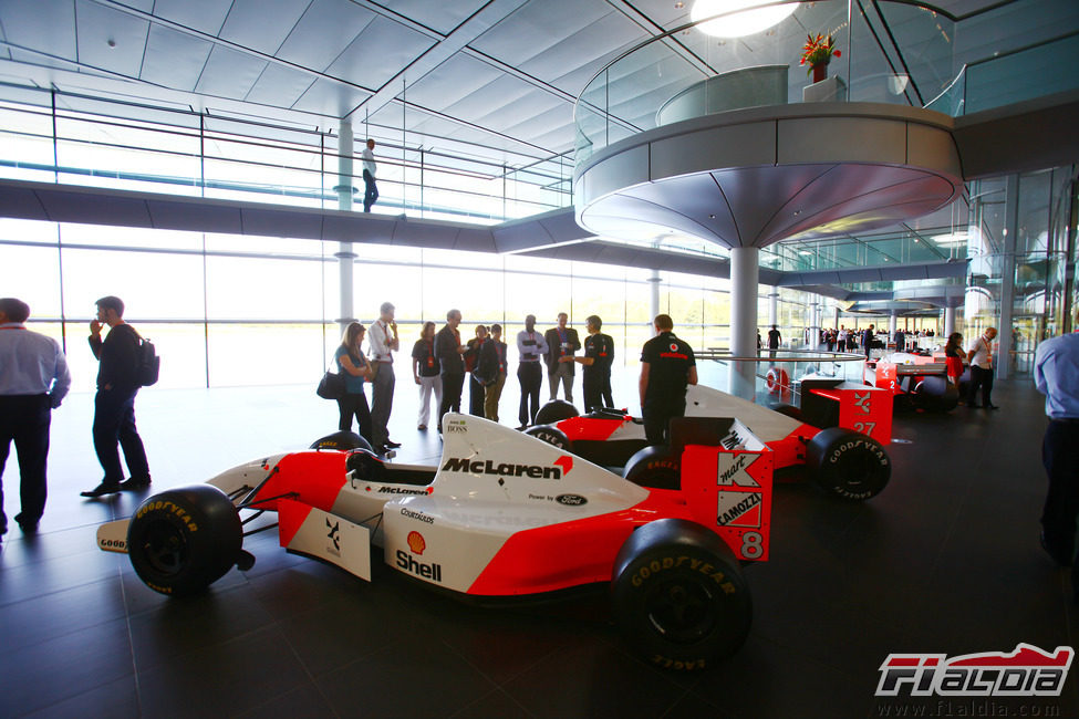 Los mejores coches de McLaren presidieron el acto de la FOTA