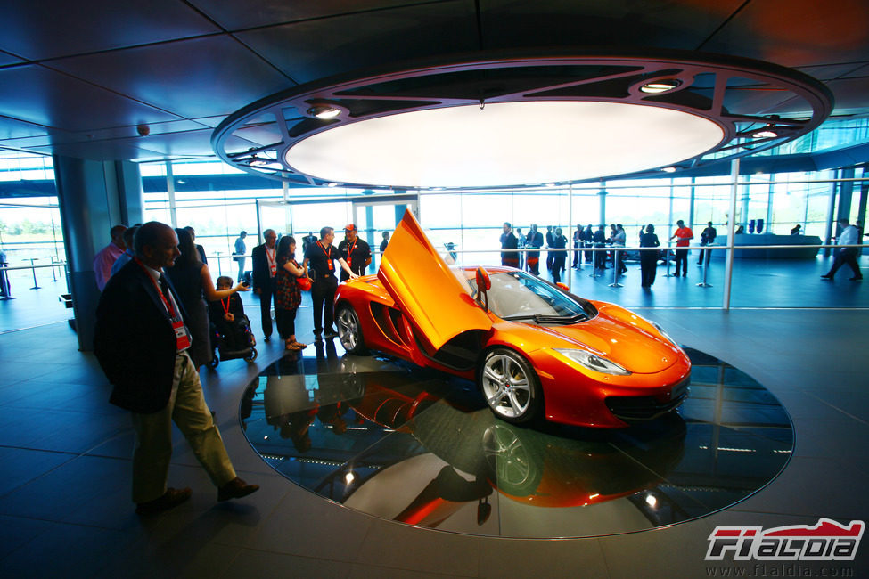 El nuevo MP4-12C también lució en Woking