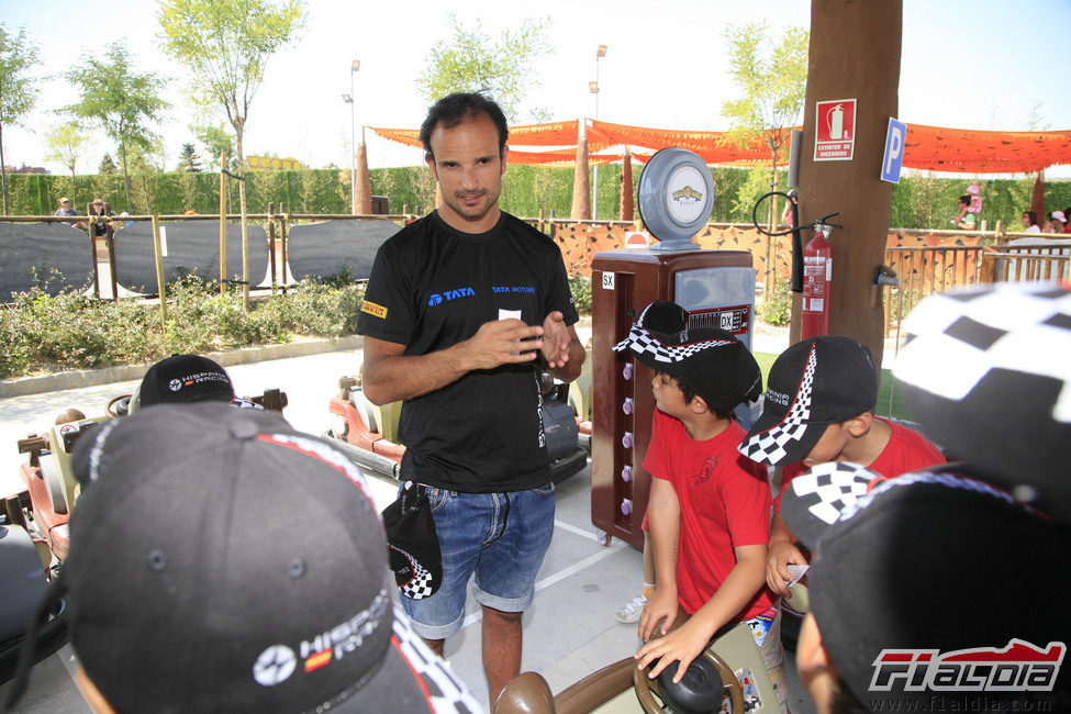 Liuzzi explica a los niños unas normas de seguridad vial básicas