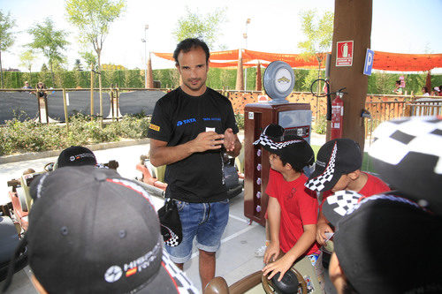 Liuzzi explica a los niños unas normas de seguridad vial básicas