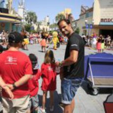 Liuzzi en el Parque Warner con los niños de la Comunidad de Madrid