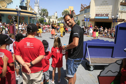 Liuzzi en el Parque Warner con los niños de la Comunidad de Madrid