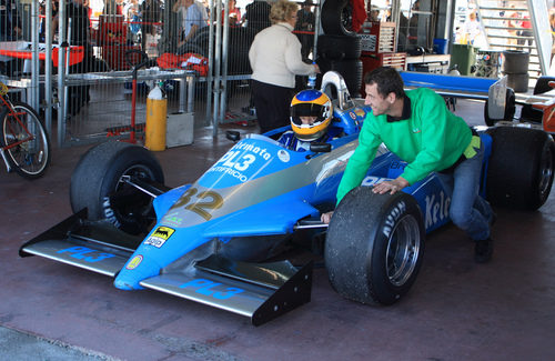 Terry Sayles listo para salir a pista con su Osella