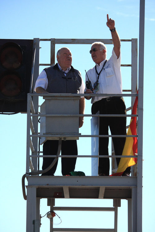 El director de carrera preparado para dar la salida