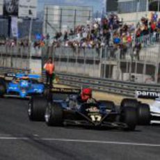 El Lotus 87 se impone al Brabham BT49C en la salida