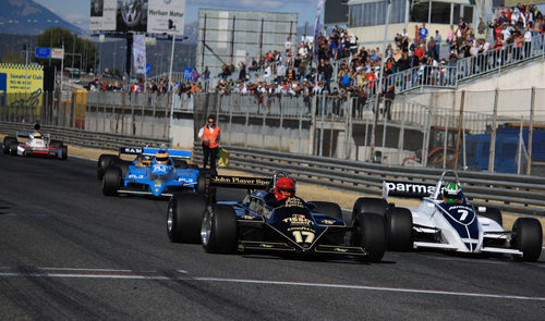 El Lotus 87 se impone al Brabham BT49C en la salida