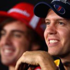 Sebastian Vettel sonríe en la primera rueda de prensa del GP de Corea 2011