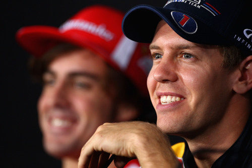 Sebastian Vettel sonríe en la primera rueda de prensa del GP de Corea 2011