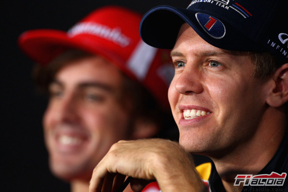 Sebastian Vettel sonríe en la primera rueda de prensa del GP de Corea 2011