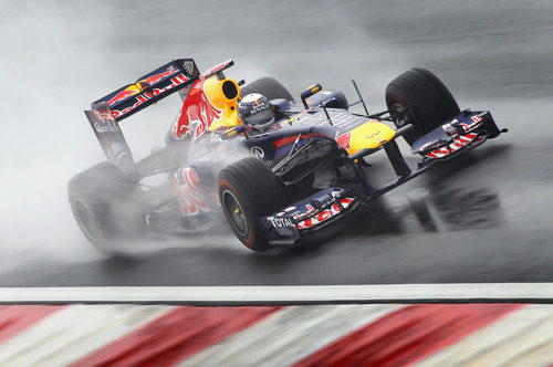 Sebastian Vettel rueda sobre la pista empapada de Yeongam
