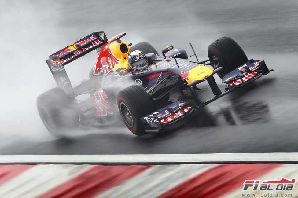 Sebastian Vettel rueda sobre la pista empapada de Yeongam