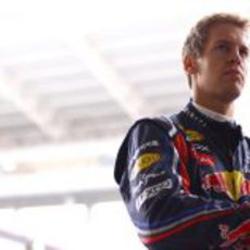 Sebastian Vettel con su lata de Red Bull en Corea 2011