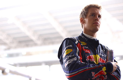 Sebastian Vettel con su lata de Red Bull en Corea 2011