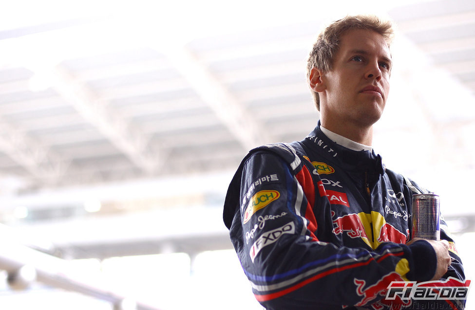Sebastian Vettel con su lata de Red Bull en Corea 2011