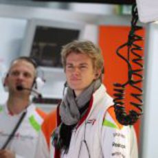 Nico Hülkenberg en el box de Force India en Corea